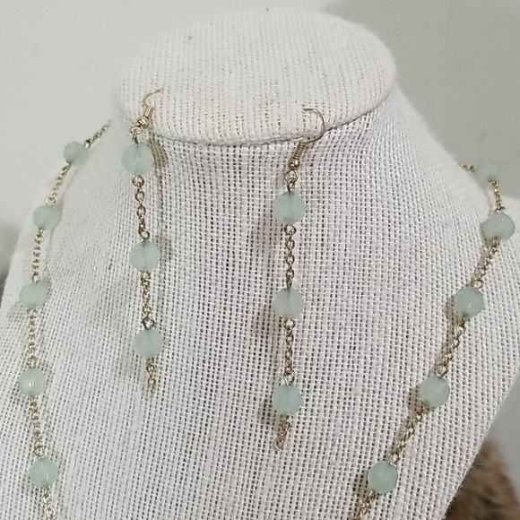 💚3/$25! Light green necklace and earrings set - Picture 2 of 4